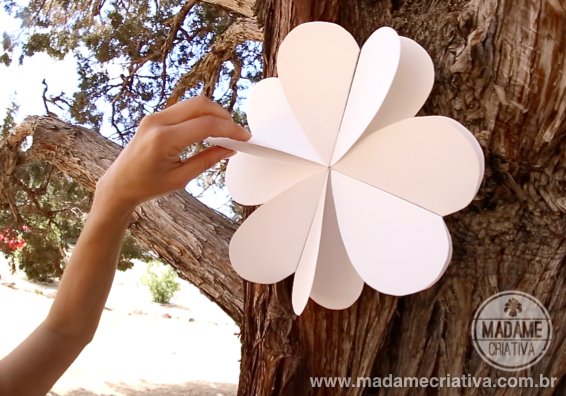 How to make 8 hearts paper flowers - DIY tutorial - Como fazer flores de Papel com 8 corações - Passo a Passo - #diy #paperflower #tutorial #hearts #papercrafts #wedding #diywedding #weddingdecor - Madame Criativa