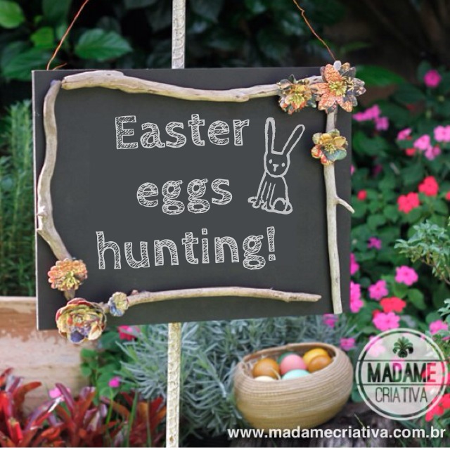 Hide easter eggs outside and use the chalkboard to show the kids where the easter eggs hunting starts - DIY easter eggs hunting chalkboard - #easter #eastereggs #eggsshell #happyeaster