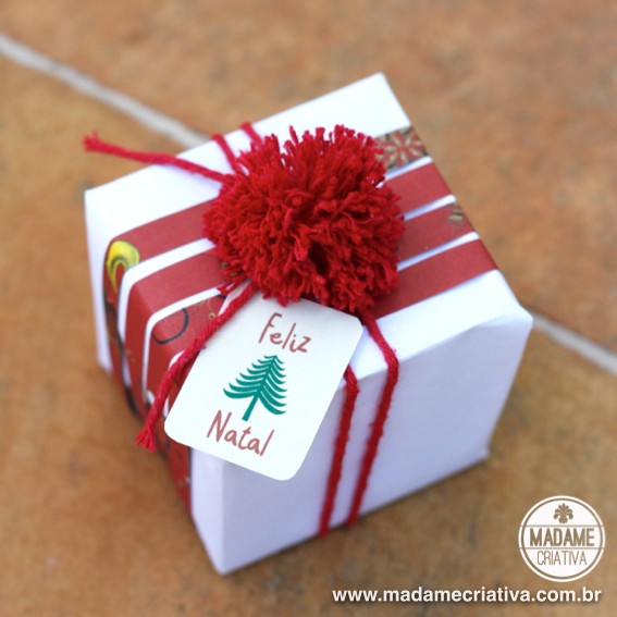 Como fazer mini pompons para decorar presentes de Natal - Passo a passo - PAP - DIY pompoms on Christmas gift wrapping.