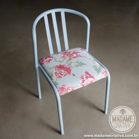 Easy DIY project! Just follow the pictures on the website and you'll learn how to change the fabric of an old chair! I love furniture makeover! - Passo a passo ensinando a trocar o estofado de uma cadeira! Muito fácil! #chair #furniture #fabric